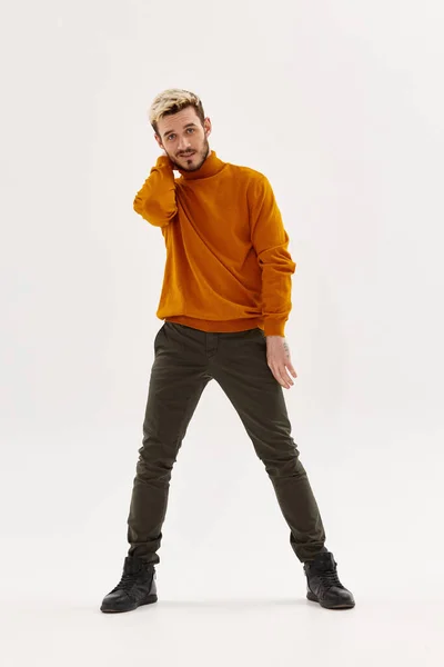 Man bruin trui herfst stijl Studio mode volledige lengte — Stockfoto