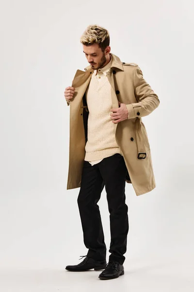 Penteado elegante homem para o estilo do casaco de outono olhar para o fundo de luz lateral — Fotografia de Stock