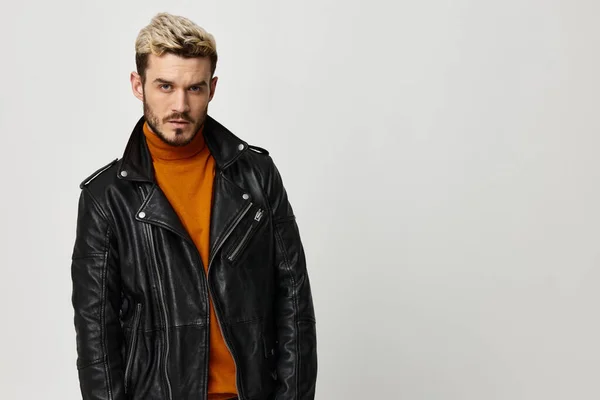 Jeune homme en cuir veste blond orange pull fond clair — Photo