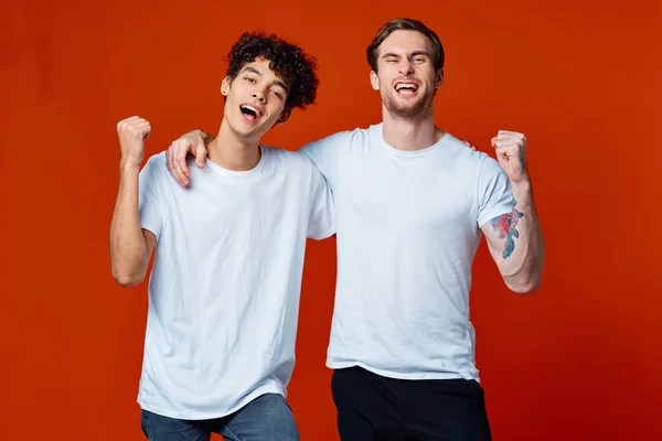 Two cheerful friends in white t-shirts communication — Stock Photo, Image