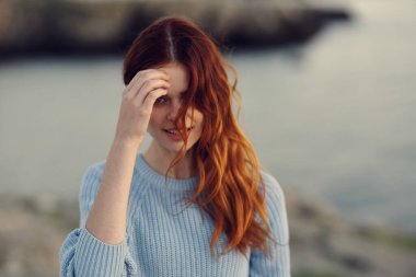 Dağlarda mutlu bir gezgin. Yüksek kalite fotoğraf