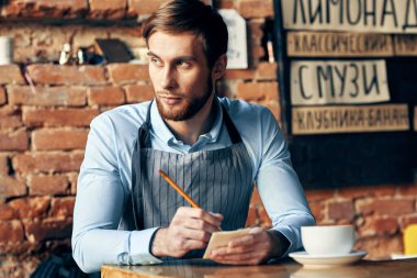 Adam garsonların başında profesyoneller kahve dükkanında çalışıyor.