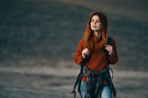 Mujer Atractiva Viaja Las Montañas Aire Libre —  Fotos de Stock