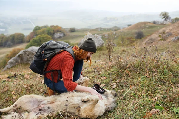 Mujer Excursionista Hierba Lado Del Perro —  Fotos de Stock