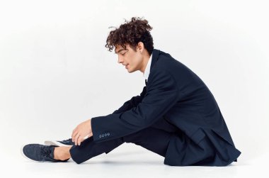 İş adamı kıvırcık saçlı, kendine güveni modern stile uygun.