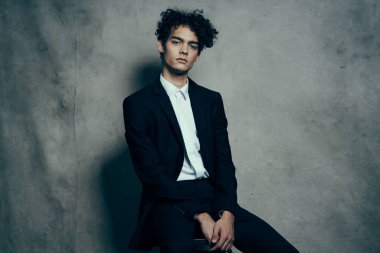 Siyah takım elbiseli adam modern stil stüdyo resmi