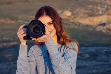 Kadın turist kamerası doğa seyahati