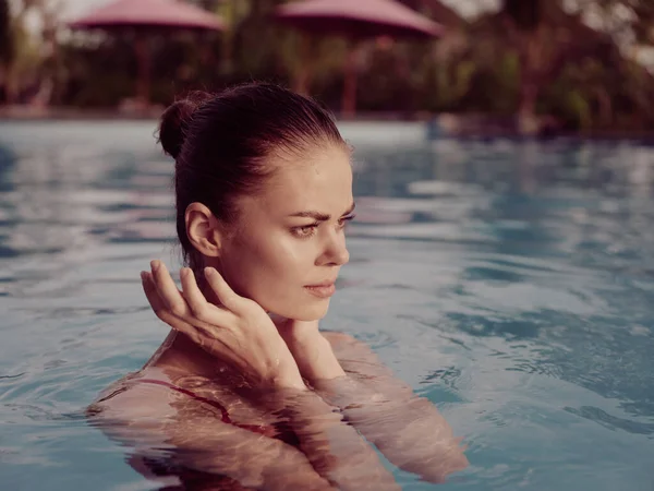 Женщина в купальнике в бассейне Природа эмоции роскошь — стоковое фото
