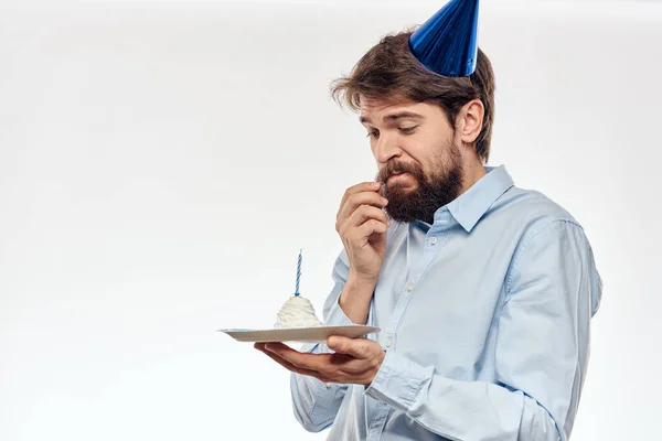 髭を生やした男が軽い誕生日にケーキを手に — ストック写真
