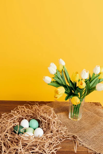 Fleurs tulipes oeufs de Pâques dans le nid tradition vacances — Photo