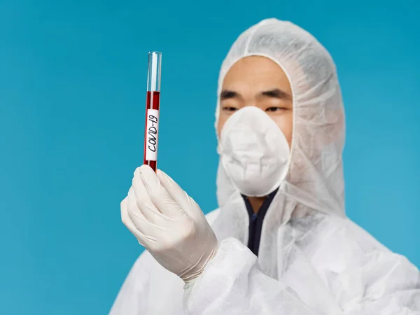 Man van Aziatisch uiterlijk medisch masker bloed op analyseert onderzoek telefoon close-up — Stockfoto