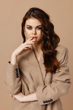 Çekici görünüşlü bir kadın ceketinin yanında el ele tutuşuyor.