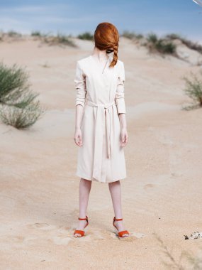 Kızıl saçlı kadın yüz kılları ve doğa gezisi tropikleri.