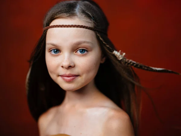 Wild girl aborigènes fond rouge dans le modèle de coiffure de cheveux — Photo