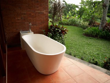 İçerideki derin banyo, içerideki duvar tuğlası tasarımı yok.