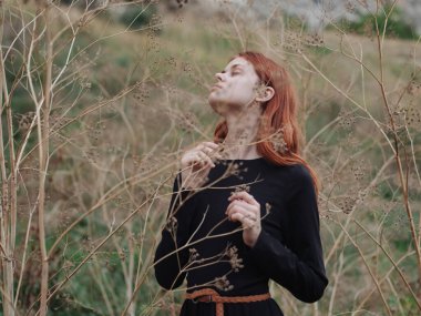 Kuru dallar doğa çimenleri Kadın siyah elbiseler temiz hava