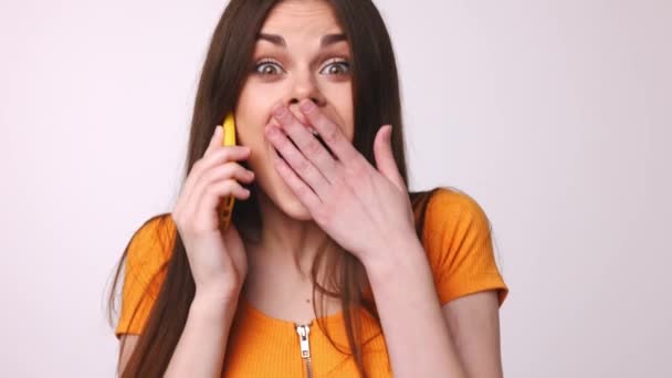 Kobieta rozmawiająca przez telefon zaskoczona i skacząca ze szczęścia — Wideo stockowe