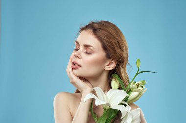 Çekici bayan beyaz çiçekler mavi arka plan kırpılmış manzara