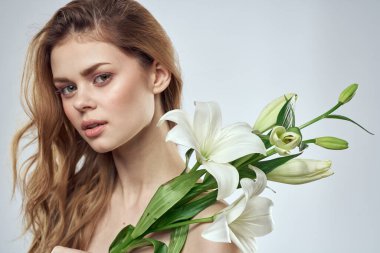 Beyaz çiçekli çekici bayan yakın plan ışık arkaplanı portresi