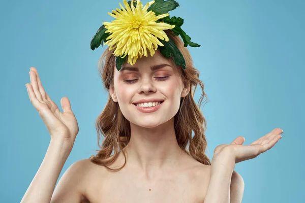 Hermosa Mujer Con Flor Amarilla Cerca Cara Sonriendo —  Fotos de Stock