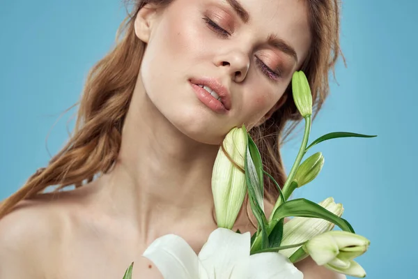 Mujer Con Ramo Flores Blancas Sobre Fondo Azul — Foto de Stock