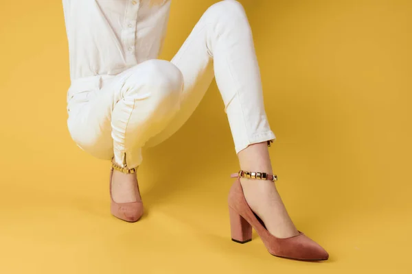 Női láb cipőben divatos ruhák vonzó megjelenés sárga háttér — Stock Fotó