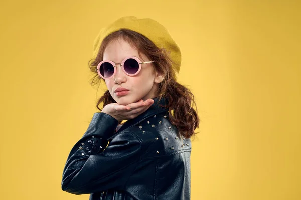 Menina em um chapéu amarelo óculos escuros roupas na moda estúdio estilo de vida infância — Fotografia de Stock