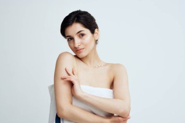 Güzel esmer, çıplak omuzlar beyaz havlu temiz deri banyosu