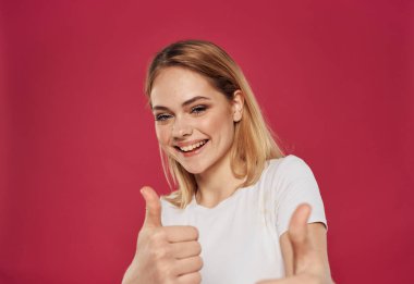Pozitif jest. Kırmızı arka plan, beyaz tişört modeli.
