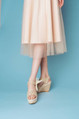 Kadın ayağı ayakkabı mavi arka plan