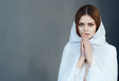 Çekici kadınlar cazibe ve lüks model gri arka plan giyerler.