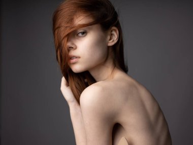 Kızıl saçlı ipek model gri arka plan çıplak omuzlar tutkulu görünüş