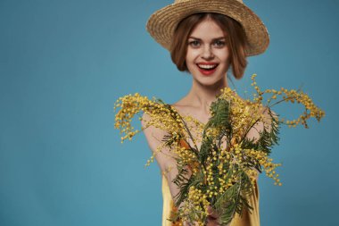 Bir buket çiçekle şapkalı zarif bir kadın. Yüksek kalite fotoğraf