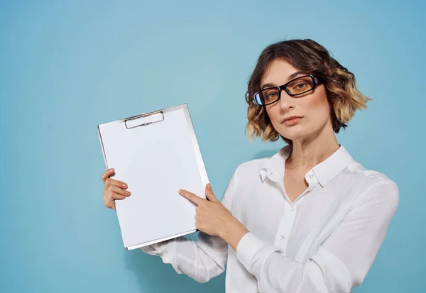 Donna d'affari con cartella documenti foglio bianco di carta modello aziendale — Foto Stock