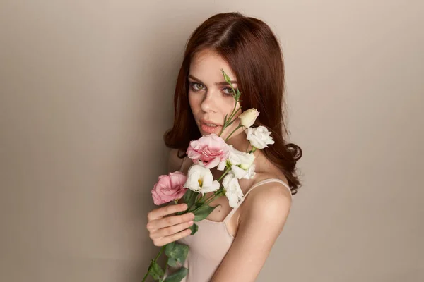 Elegáns Bézs Hátterű Virágokkal Kiváló Minőségű Fénykép — Stock Fotó