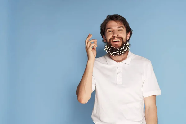 Чоловік у білій футболці Борода квіти прикраси емоції синій фон — стокове фото