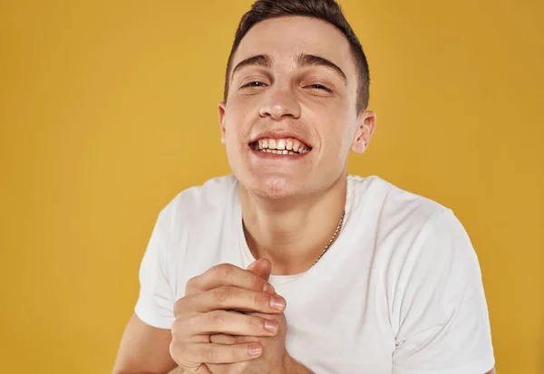 Mann lacht auf gelbem Hintergrund Freude Emotionen Freude Modell — Stockfoto