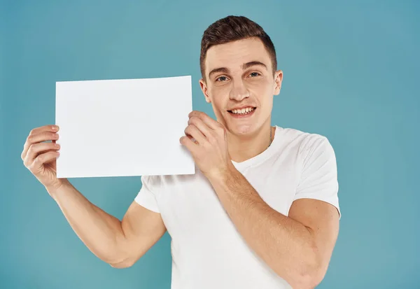 Beau gars avec feuille blanche de papier publicité maquette espace de copie — Photo