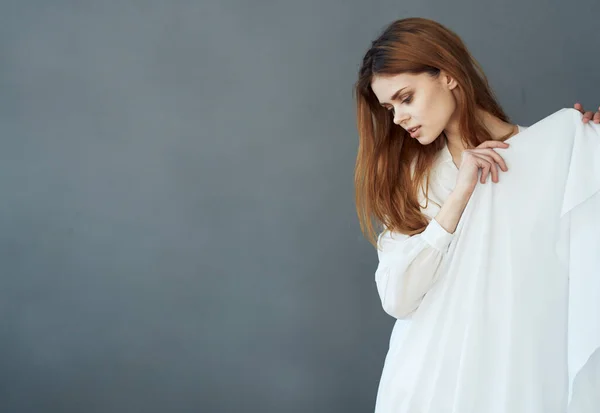 Hermosa Mujer Vestido Blanco Posando Foto Alta Calidad — Foto de Stock