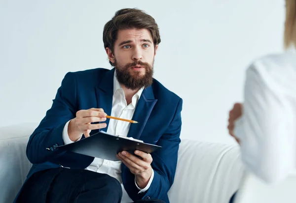 El hombre en el sofá y la mujer de negocios finanzas personal de comunicación modelo de trabajo — Foto de Stock