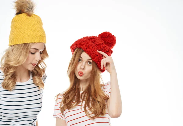 Δύο γυναίκες με πολύχρωμα καπέλα αγκαλιάζουν τη φιλία επικοινωνίας μόδας περικοπή προβολής — Φωτογραφία Αρχείου