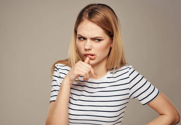 Mujer repugnante fondo beige rayas camiseta gesto con las manos — Foto de Stock