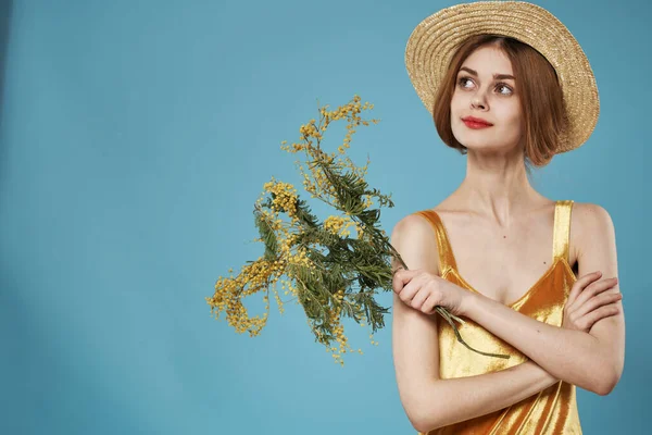 Kvinna Gyllene Klänning Med Bukett Mimosa Blommor — Stockfoto