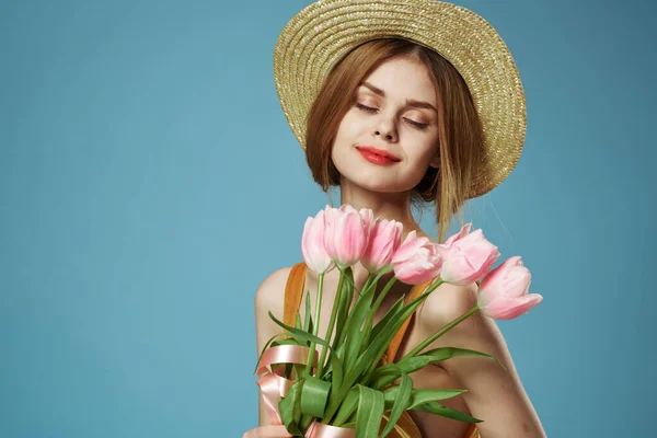 花の花束を持つ美しい女性 — ストック写真