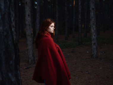 Ormanda yürüyen ceketli güzel bir kadın. Yüksek kalite fotoğraf