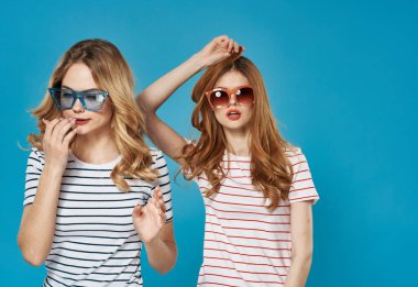 Renkli gözlükler takan iki kız kardeş. Moda iletişimi kurma biçimi.