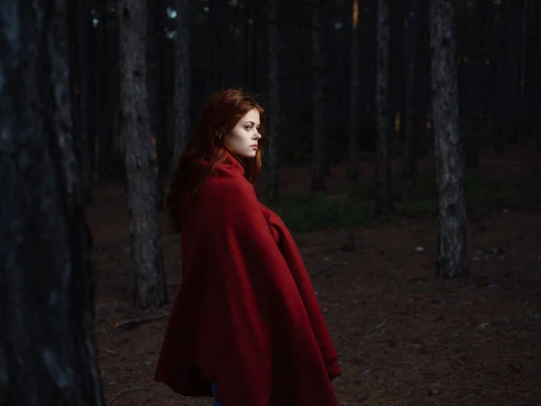 穿着外套的漂亮女人在森林里散步 高质量的照片 — 图库照片