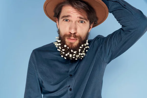 Emocional barbudo homem flores no cabelo chapéu camisas close-up — Fotografia de Stock