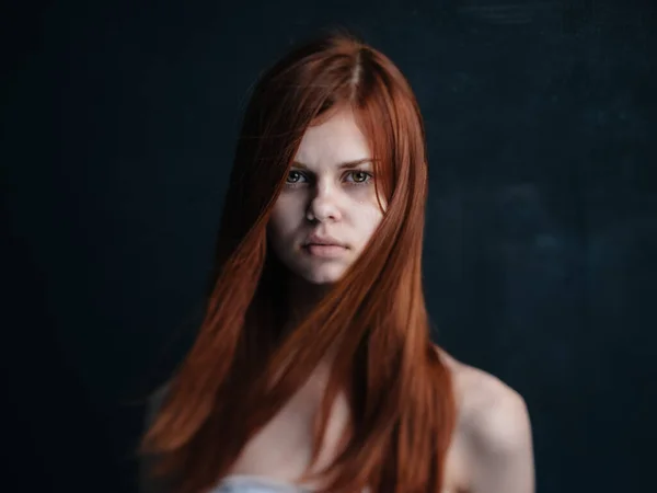 Retrato Uma Mulher Com Cabelo Vermelho Fundo Preto — Fotografia de Stock