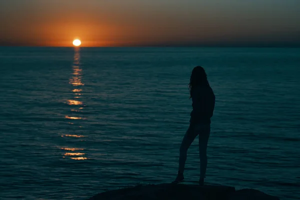 Mujer Las Montañas Atardecer Foto Alta Calidad — Foto de Stock